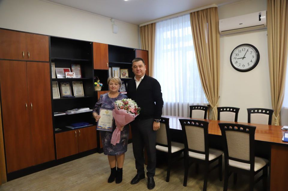 Анжелика Ястребова: За добросовестный труд, профессионализм и в связи с празднованием Дня образования российского казначейства, отмечена Почётной грамотой руководитель отдела УФК Бахчисарайского района Валентина Ребракова