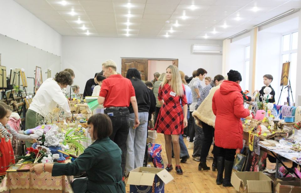 Сотрудники Литературно-художественного музея приняли участие в благотворительном концерте «День добровольца России» Сотрудники Литературно-художественного музея приняли участие в благотворительном концерте «День добровольца России»