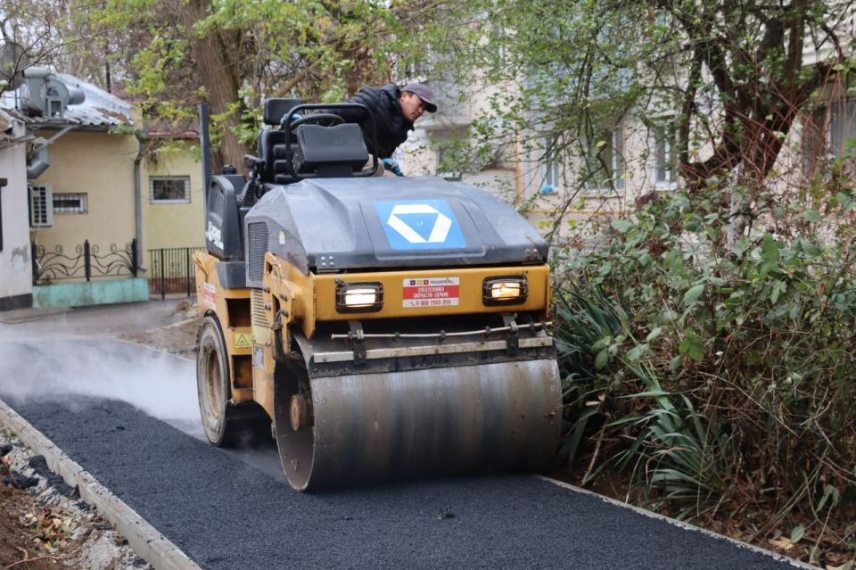 В Керчи приступили к асфальтированию тротуаров между домами по ул. Нестерова, 6, 8 и Орджоникидзе, 51. Всего здесь предстоит уложить около 45 тонн асфальтобетона на площади в 450 кв. м В Керчи приступили к асфальтированию тротуаров между домами по ул. Нестерова, 6, 8 и Орджоникидзе, 51. Всего здесь предстоит уложить около 45 тонн асфальтобетона на площади в 450 кв. м
