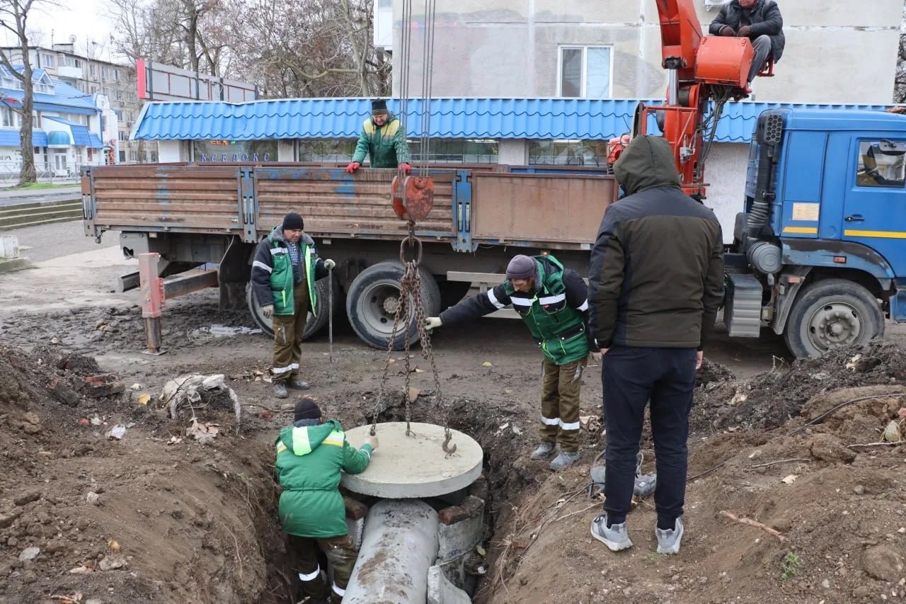 Сотрудники Службы городского хозяйства продолжают работу над восстановлением ливневой канализации в районе дома по ул. Горького, 3В