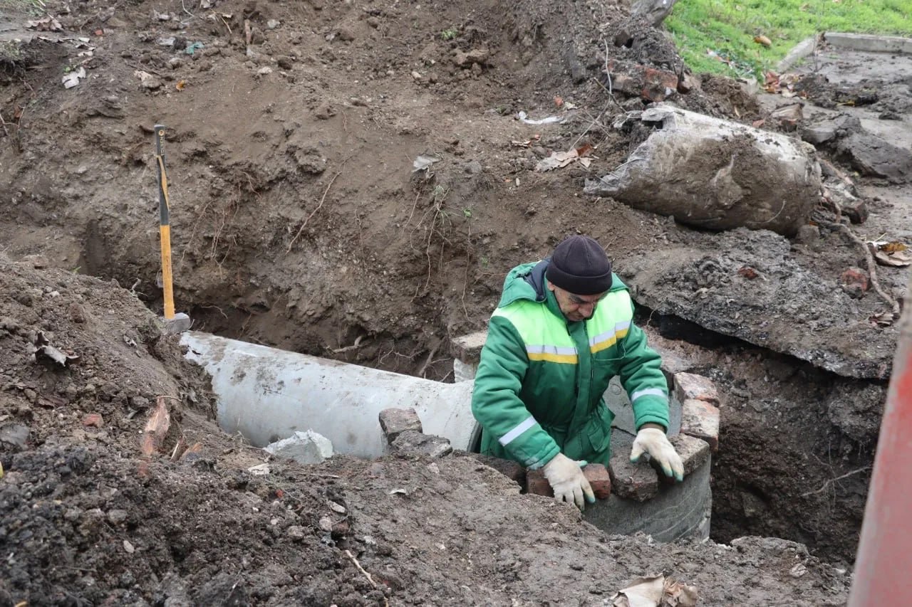 Сотрудники Службы городского хозяйства продолжают работу над восстановлением ливневой канализации в районе дома по ул. Горького, 3В Сотрудники Службы городского хозяйства продолжают работу над восстановлением ливневой канализации в районе дома по ул. Горького, 3В