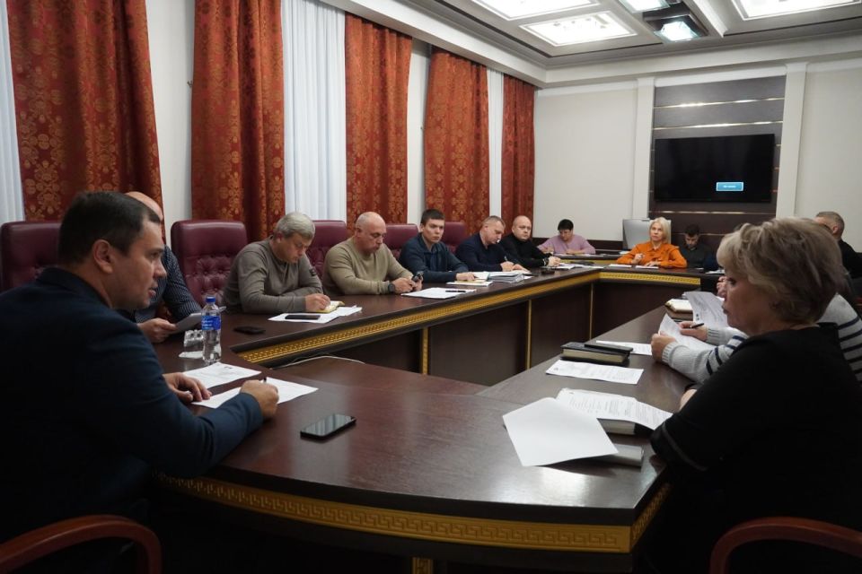 Под руководством главы администрации Керчи Олега Каторгина прошло аппаратное совещание с заместителями, руководителями структурных подразделений администрации, на котором уделили внимание исполнительской дисциплине... Под руководством главы администрации Керчи Олега Каторгина прошло аппаратное совещание с заместителями, руководителями структурных подразделений администрации, на котором уделили внимание исполнительской дисциплине...