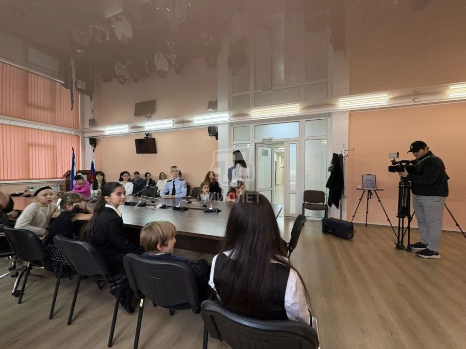 В Симферополе наградили победителей конкурса рисунков газеты «Мераба» «Коррупция глазами детей» В Симферополе наградили победителей конкурса рисунков газеты «Мераба» «Коррупция глазами детей»