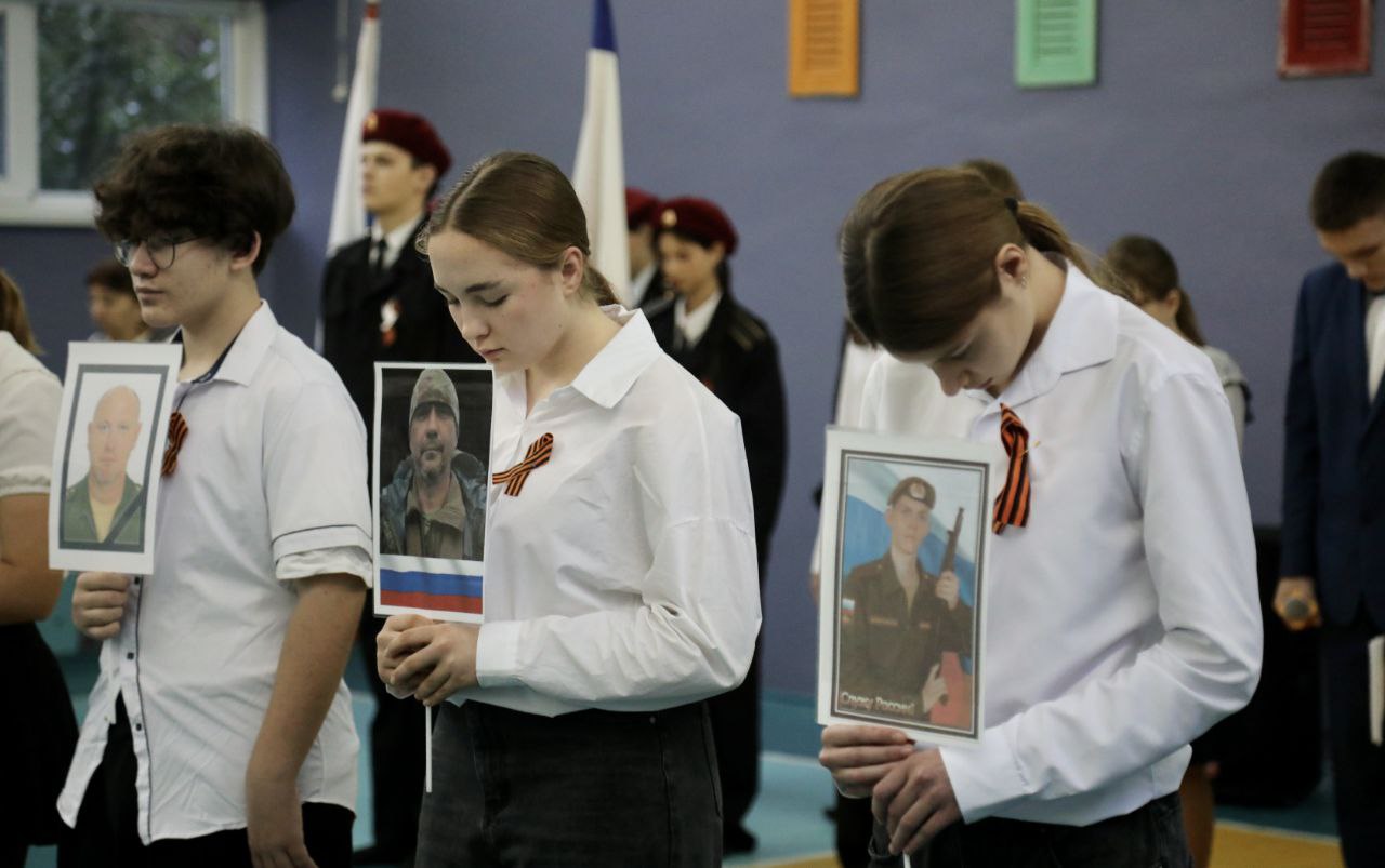 Галина Огнёва: Сегодня, в преддверии Дня Героев Отечества, во всех образовательных учреждениях нашего города прошли линейки и уроки мужества Галина Огнёва: Сегодня, в преддверии Дня Героев Отечества, во всех образовательных учреждениях нашего города прошли линейки и уроки мужества