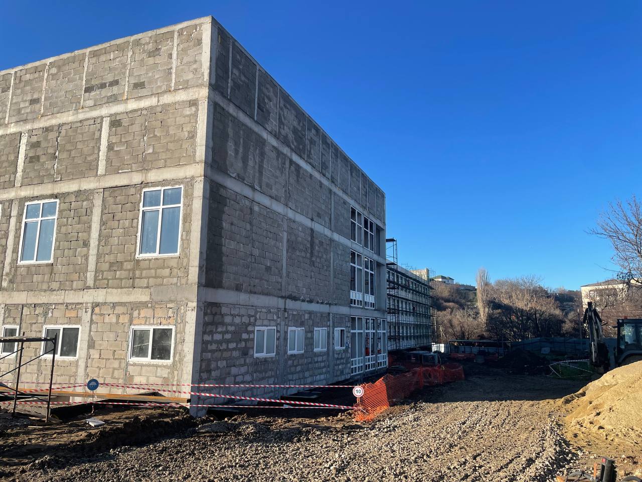 В Симферополе прокурор выехал на место проведения работ по строительству школы В Симферополе прокурор выехал на место проведения работ по строительству школы