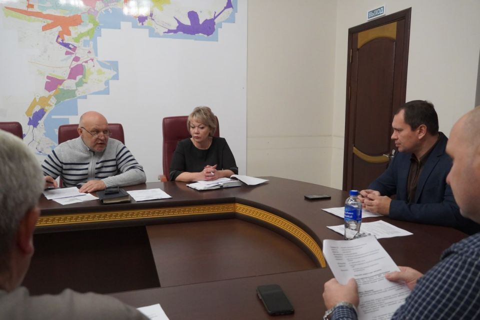 Под руководством главы администрации Керчи Олега Каторгина прошло аппаратное совещание с заместителями, руководителями структурных подразделений администрации, на котором уделили внимание исполнительской дисциплине... Под руководством главы администрации Керчи Олега Каторгина прошло аппаратное совещание с заместителями, руководителями структурных подразделений администрации, на котором уделили внимание исполнительской дисциплине...