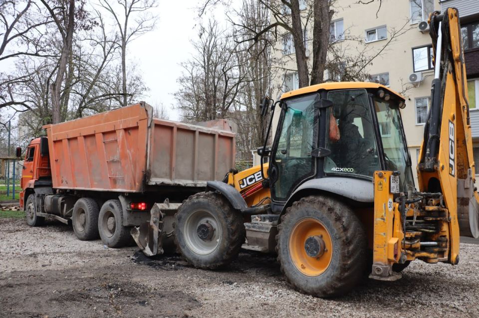 В Керчи приступили к асфальтированию тротуаров между домами по ул. Нестерова, 6, 8 и Орджоникидзе, 51. Всего здесь предстоит уложить около 45 тонн асфальтобетона на площади в 450 кв. м В Керчи приступили к асфальтированию тротуаров между домами по ул. Нестерова, 6, 8 и Орджоникидзе, 51. Всего здесь предстоит уложить около 45 тонн асфальтобетона на площади в 450 кв. м