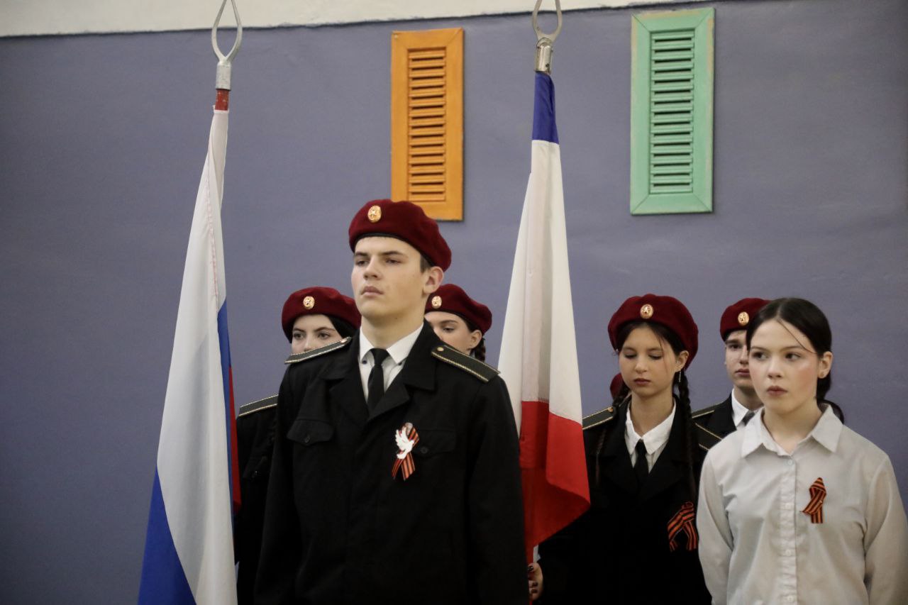 Галина Огнёва: Сегодня, в преддверии Дня Героев Отечества, во всех образовательных учреждениях нашего города прошли линейки и уроки мужества Галина Огнёва: Сегодня, в преддверии Дня Героев Отечества, во всех образовательных учреждениях нашего города прошли линейки и уроки мужества