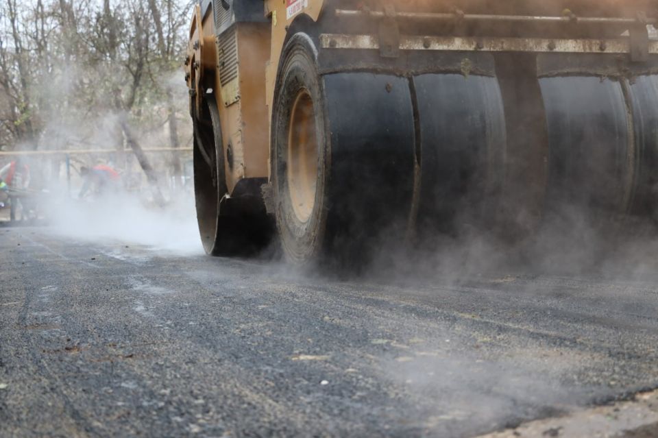 В Керчи приступили к асфальтированию тротуаров между домами по ул. Нестерова, 6, 8 и Орджоникидзе, 51. Всего здесь предстоит уложить около 45 тонн асфальтобетона на площади в 450 кв. м В Керчи приступили к асфальтированию тротуаров между домами по ул. Нестерова, 6, 8 и Орджоникидзе, 51. Всего здесь предстоит уложить около 45 тонн асфальтобетона на площади в 450 кв. м