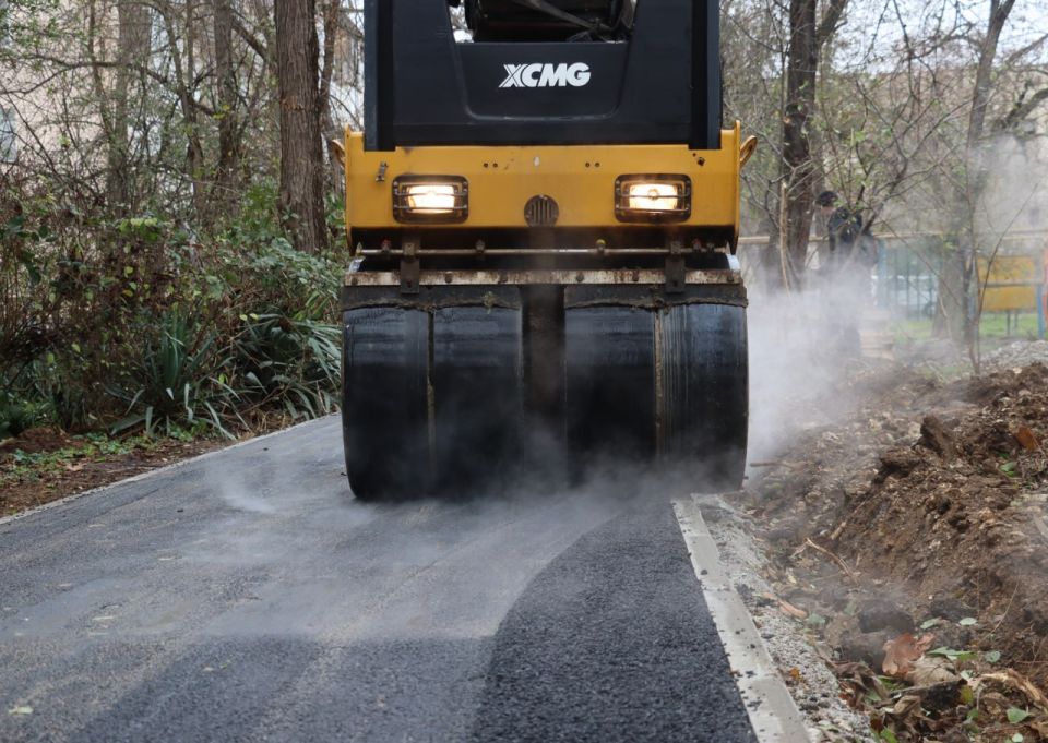 В Керчи приступили к асфальтированию тротуаров между домами по ул. Нестерова, 6, 8 и Орджоникидзе, 51. Всего здесь предстоит уложить около 45 тонн асфальтобетона на площади в 450 кв. м В Керчи приступили к асфальтированию тротуаров между домами по ул. Нестерова, 6, 8 и Орджоникидзе, 51. Всего здесь предстоит уложить около 45 тонн асфальтобетона на площади в 450 кв. м