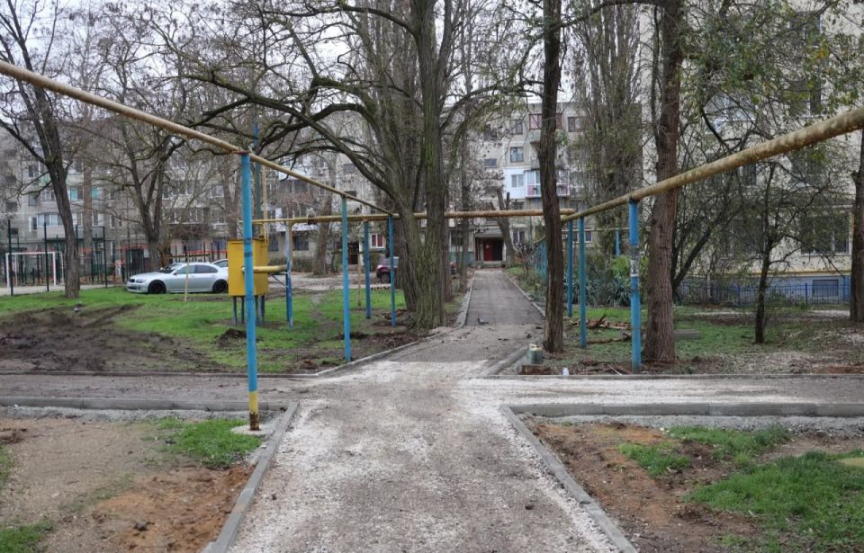 В Керчи приступили к асфальтированию тротуаров между домами по ул. Нестерова, 6, 8 и Орджоникидзе, 51. Всего здесь предстоит уложить около 45 тонн асфальтобетона на площади в 450 кв. м В Керчи приступили к асфальтированию тротуаров между домами по ул. Нестерова, 6, 8 и Орджоникидзе, 51. Всего здесь предстоит уложить около 45 тонн асфальтобетона на площади в 450 кв. м