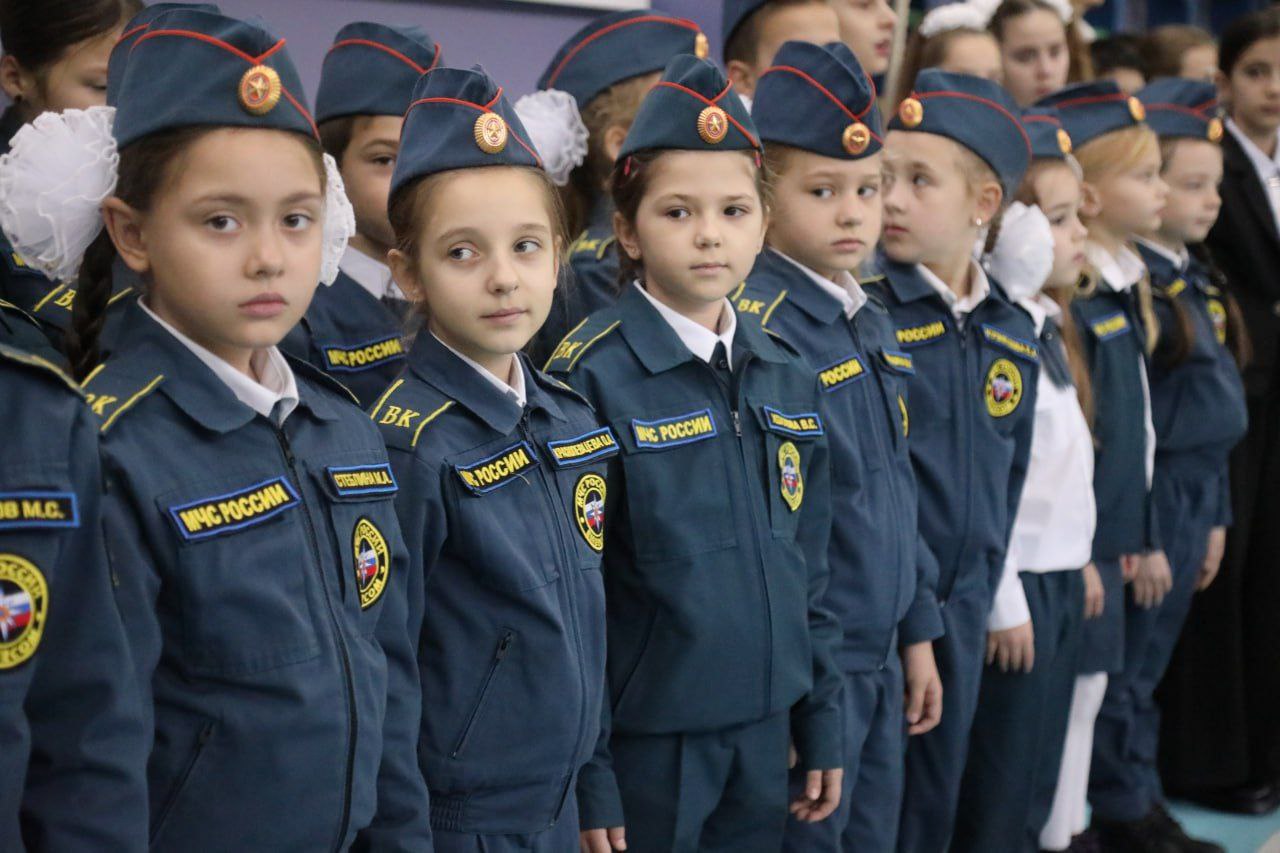 Галина Огнёва: Сегодня, в преддверии Дня Героев Отечества, во всех образовательных учреждениях нашего города прошли линейки и уроки мужества Галина Огнёва: Сегодня, в преддверии Дня Героев Отечества, во всех образовательных учреждениях нашего города прошли линейки и уроки мужества