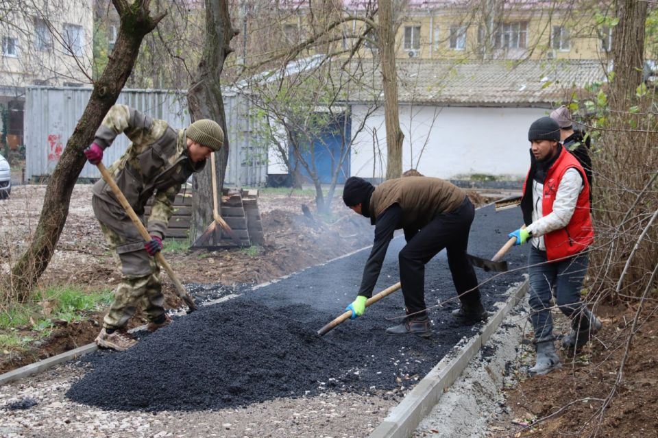 В Керчи приступили к асфальтированию тротуаров между домами по ул. Нестерова, 6, 8 и Орджоникидзе, 51. Всего здесь предстоит уложить около 45 тонн асфальтобетона на площади в 450 кв. м В Керчи приступили к асфальтированию тротуаров между домами по ул. Нестерова, 6, 8 и Орджоникидзе, 51. Всего здесь предстоит уложить около 45 тонн асфальтобетона на площади в 450 кв. м
