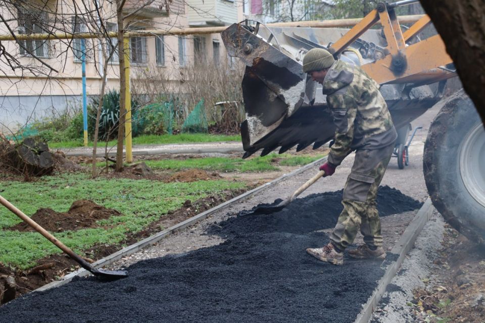 В Керчи приступили к асфальтированию тротуаров между домами по ул. Нестерова, 6, 8 и Орджоникидзе, 51. Всего здесь предстоит уложить около 45 тонн асфальтобетона на площади в 450 кв. м В Керчи приступили к асфальтированию тротуаров между домами по ул. Нестерова, 6, 8 и Орджоникидзе, 51. Всего здесь предстоит уложить около 45 тонн асфальтобетона на площади в 450 кв. м