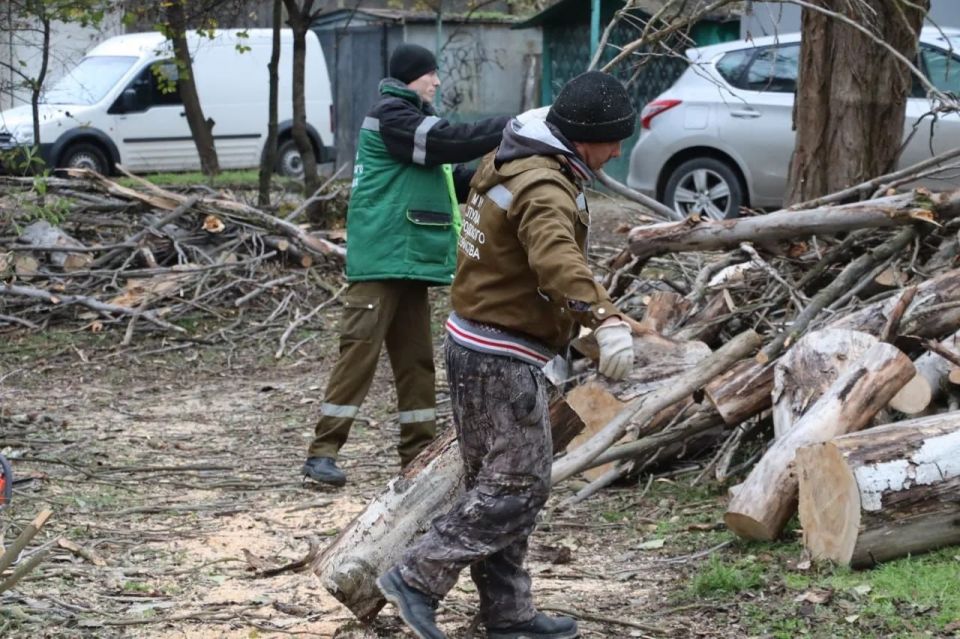 В Керчи ликвидируют последствия вечерней непогоды В Керчи ликвидируют последствия вечерней непогоды