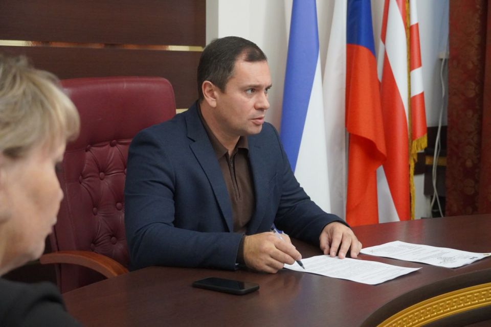 Под руководством главы администрации Керчи Олега Каторгина прошло аппаратное совещание с заместителями, руководителями структурных подразделений администрации, на котором уделили внимание исполнительской дисциплине... Под руководством главы администрации Керчи Олега Каторгина прошло аппаратное совещание с заместителями, руководителями структурных подразделений администрации, на котором уделили внимание исполнительской дисциплине...