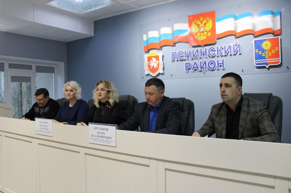 Игорь Крутьков: Сегодня на еженедельном аппаратном совещании с главами администраций муниципальных образований района и руководителями ресурсоснабжающих организаций обсудили следующие вопросы: