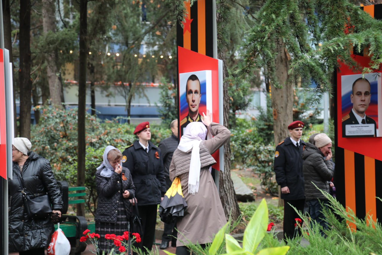 Галина Огнёва: Герои живут вечно…. Сегодня, в День Героев Отечества, наши сердца наполнены благодарностью Галина Огнёва: Герои живут вечно…. Сегодня, в День Героев Отечества, наши сердца наполнены благодарностью