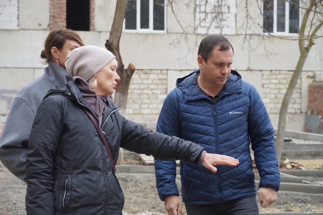 Глава администрации Керчи Олег Каторгин осмотрел, как продвигается благоустройство придомовой территории по Индустриальному шоссе, 21, 21/1, 23, 27. Выехал на место, пообщался с подрядчиком и председателями домов Глава администрации Керчи Олег Каторгин осмотрел, как продвигается благоустройство придомовой территории по Индустриальному шоссе, 21, 21/1, 23, 27. Выехал на место, пообщался с подрядчиком и председателями домов