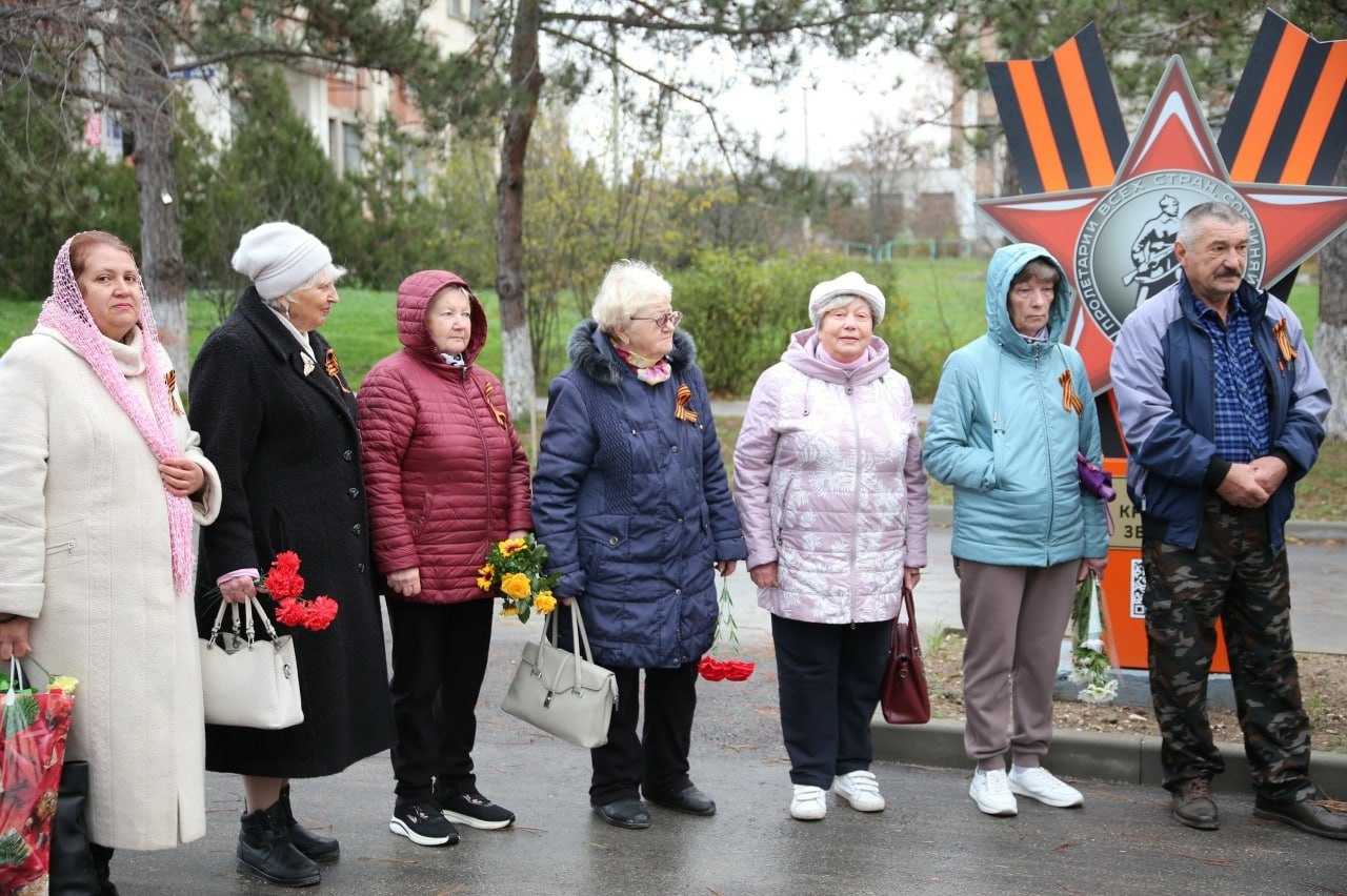 В День Героев Отечества в городе прошла церемония возложения цветов к мемориалу «Наши герои» В День Героев Отечества в городе прошла церемония возложения цветов к мемориалу «Наши герои»