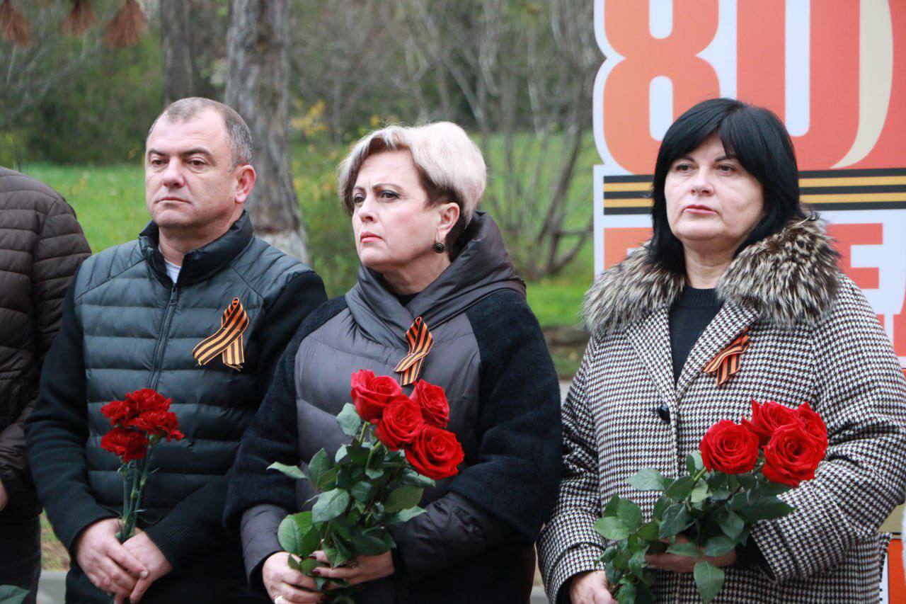 Ольга Урайкина: Сегодня в день Героя Отечества у мемориала "Наши Герои" в Бахчисарае возложили цветы и почтили память погибших минутой молчания Ольга Урайкина: Сегодня в день Героя Отечества у мемориала "Наши Герои" в Бахчисарае возложили цветы и почтили память погибших минутой молчания