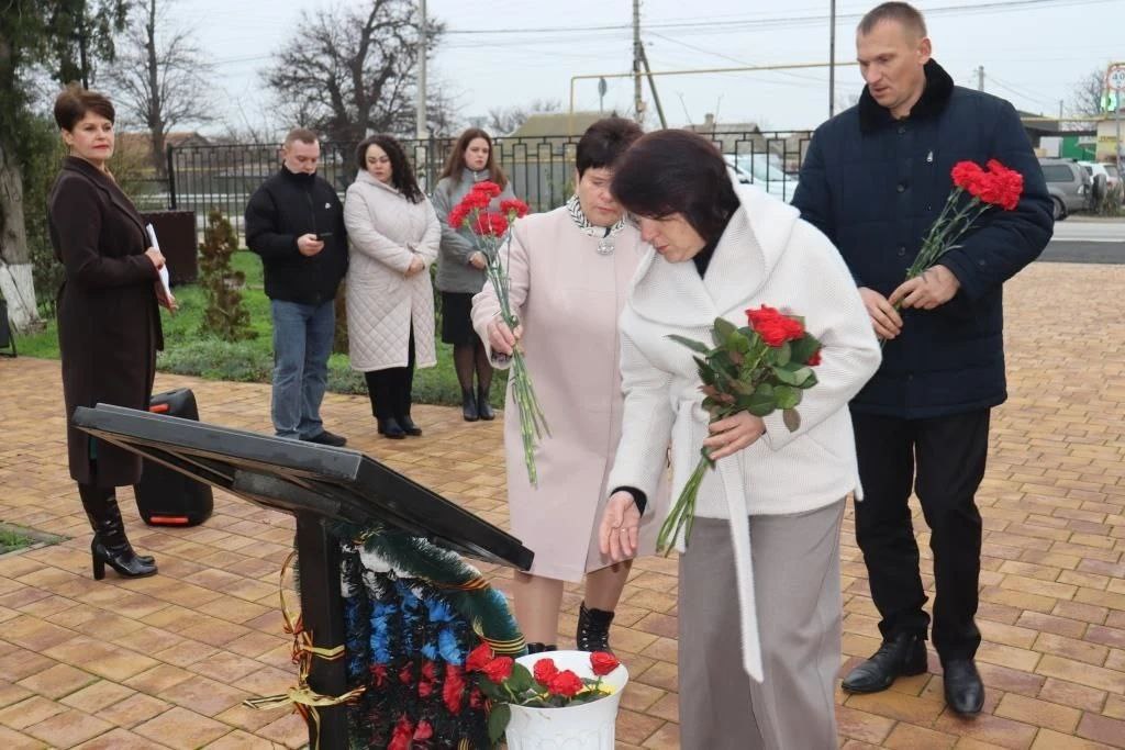 В День Героев Отечества мы выражаем глубокое уважение настоящим Героям — сильным и мужественным людям, чьи подвиги на полях сражений и выдающиеся заслуги в мирное время внесли огромный вклад в защиту и развитие нашей любимой... В День Героев Отечества мы выражаем глубокое уважение настоящим Героям — сильным и мужественным людям, чьи подвиги на полях сражений и выдающиеся заслуги в мирное время внесли огромный вклад в защиту и развитие нашей любимой...