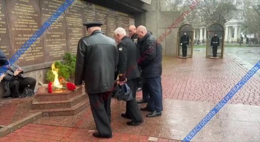 В День Героев Отечества к вечному огню мемориала героической обороны Севастополя 1941-1942 гг. возложили цветы