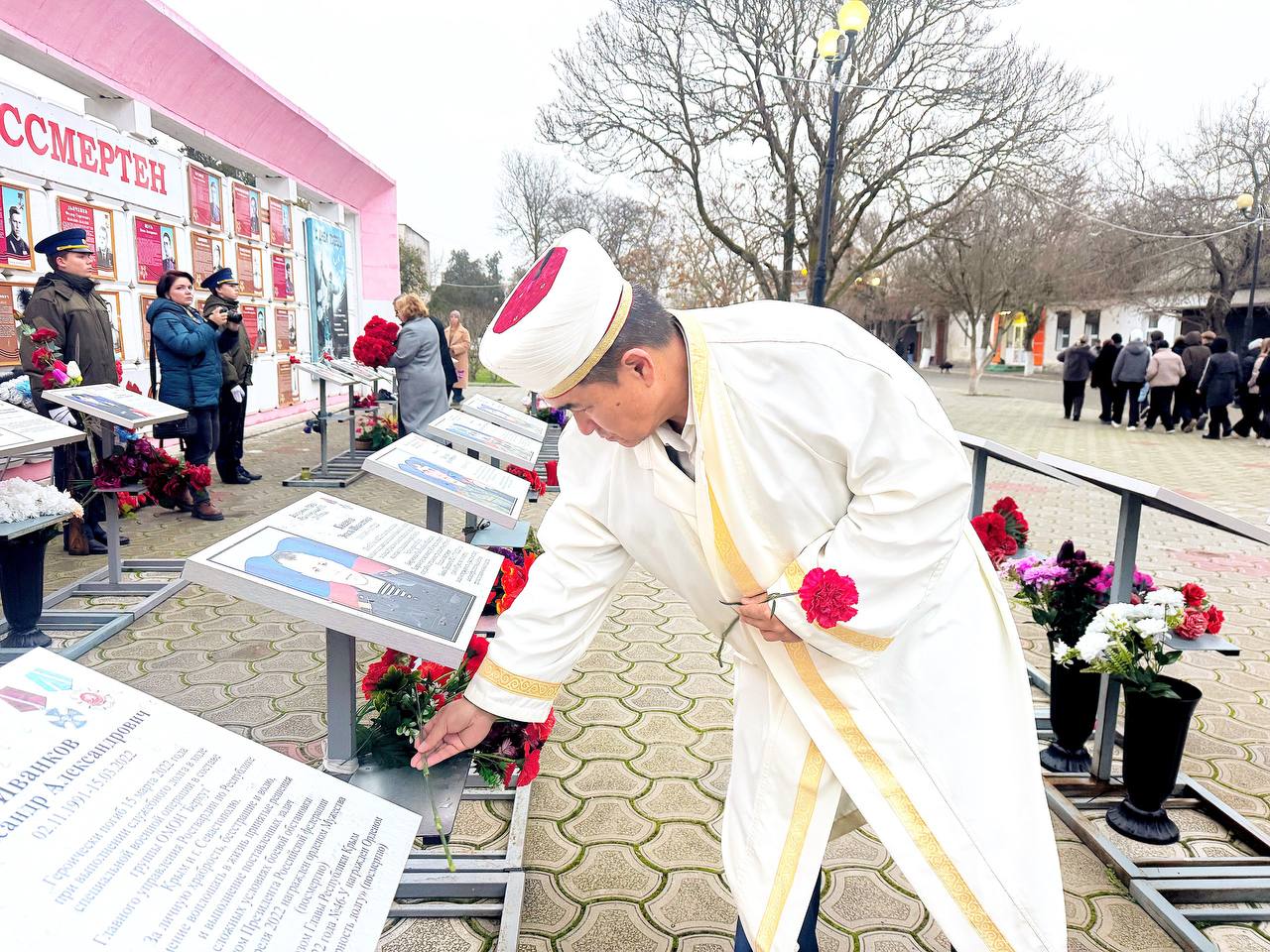 Александр Дудинов: Сегодня, в День Героев Отечества, в Черноморском состоялась памятное мероприятие, посвященное памяти всех, кто отдал свою жизнь за Родину и тех, кто сегодня мужественно стоит на ее защите Александр Дудинов: Сегодня, в День Героев Отечества, в Черноморском состоялась памятное мероприятие, посвященное памяти всех, кто отдал свою жизнь за Родину и тех, кто сегодня мужественно стоит на ее защите