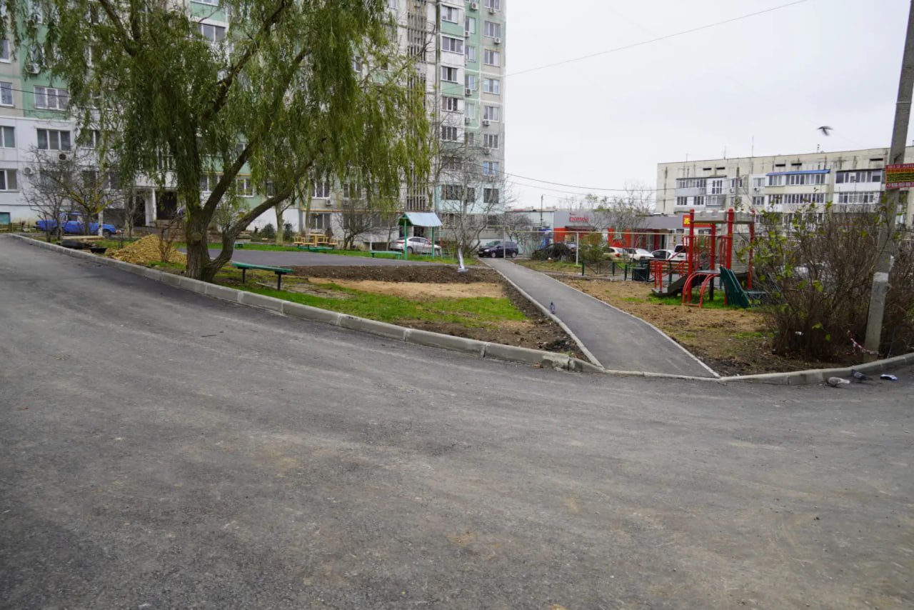 Глава администрации Керчи Олег Каторгин осмотрел, как продвигается благоустройство придомовой территории по Индустриальному шоссе, 21, 21/1, 23, 27. Выехал на место, пообщался с подрядчиком и председателями домов Глава администрации Керчи Олег Каторгин осмотрел, как продвигается благоустройство придомовой территории по Индустриальному шоссе, 21, 21/1, 23, 27. Выехал на место, пообщался с подрядчиком и председателями домов