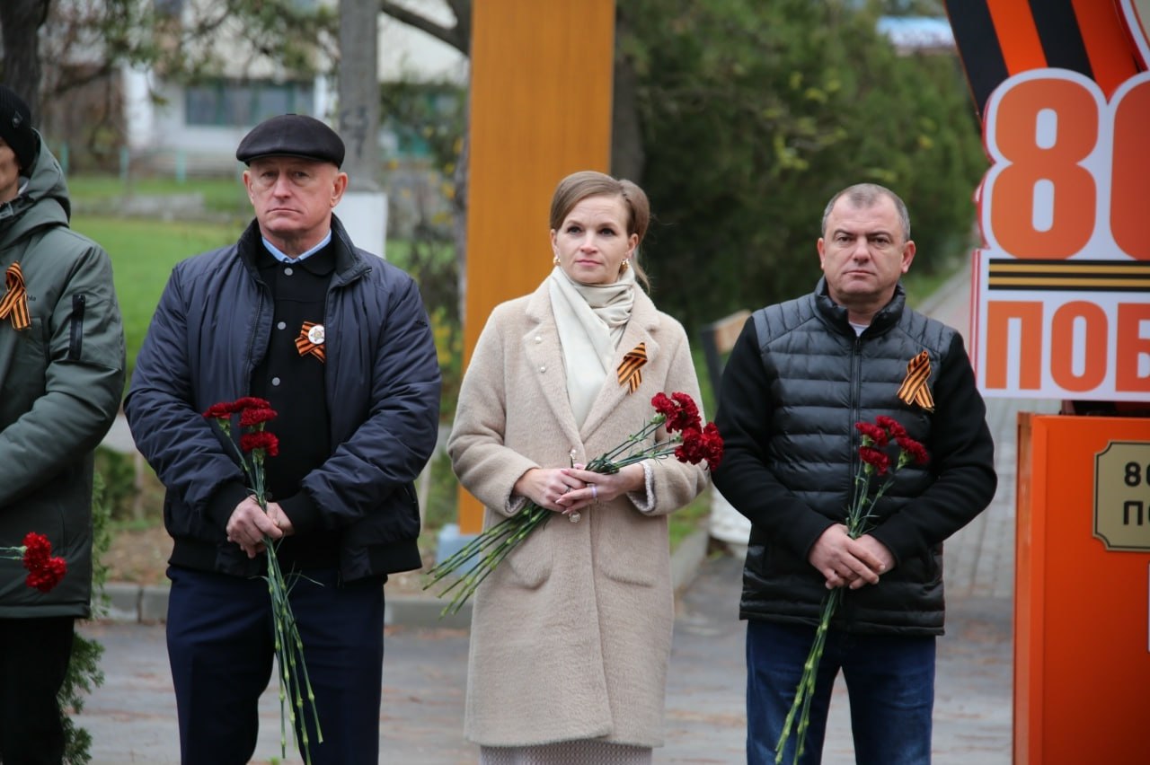 В День Героев Отечества в городе прошла церемония возложения цветов к мемориалу «Наши герои» В День Героев Отечества в городе прошла церемония возложения цветов к мемориалу «Наши герои»