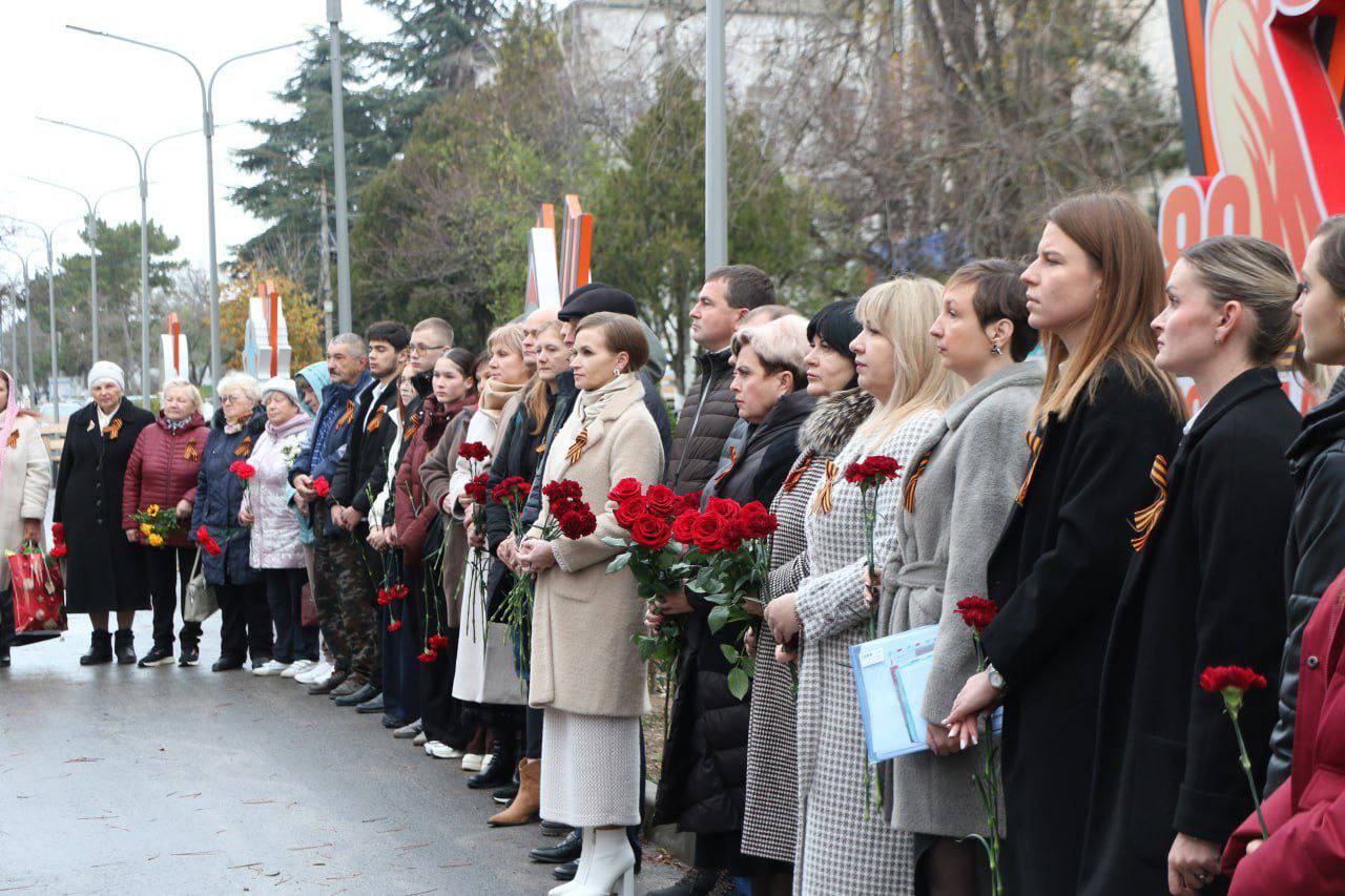 Ольга Урайкина: Сегодня в день Героя Отечества у мемориала "Наши Герои" в Бахчисарае возложили цветы и почтили память погибших минутой молчания Ольга Урайкина: Сегодня в день Героя Отечества у мемориала "Наши Герои" в Бахчисарае возложили цветы и почтили память погибших минутой молчания