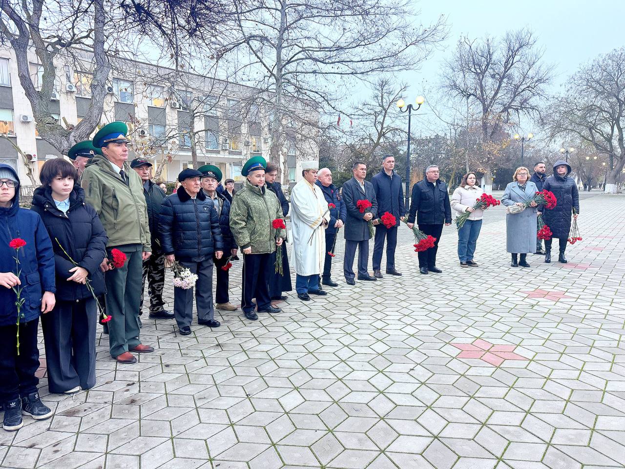 Александр Дудинов: Сегодня, в День Героев Отечества, в Черноморском состоялась памятное мероприятие, посвященное памяти всех, кто отдал свою жизнь за Родину и тех, кто сегодня мужественно стоит на ее защите
