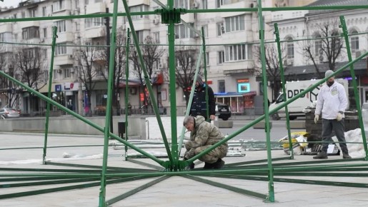 Михаил Афанасьев: На пл. Ленина стартовали работы по установке вечнозелёной красавицы и праздничных инсталляций