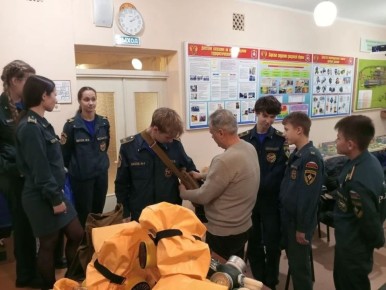 В преддверии Дня спасателя Российской Федерации сотрудники подведомственного учреждения МЧС Республики Крым ГБОО ДПО "УМЦ по ГО и ЧС Республики Крым" провели день открытых дверей для кадетских классов МЧС России