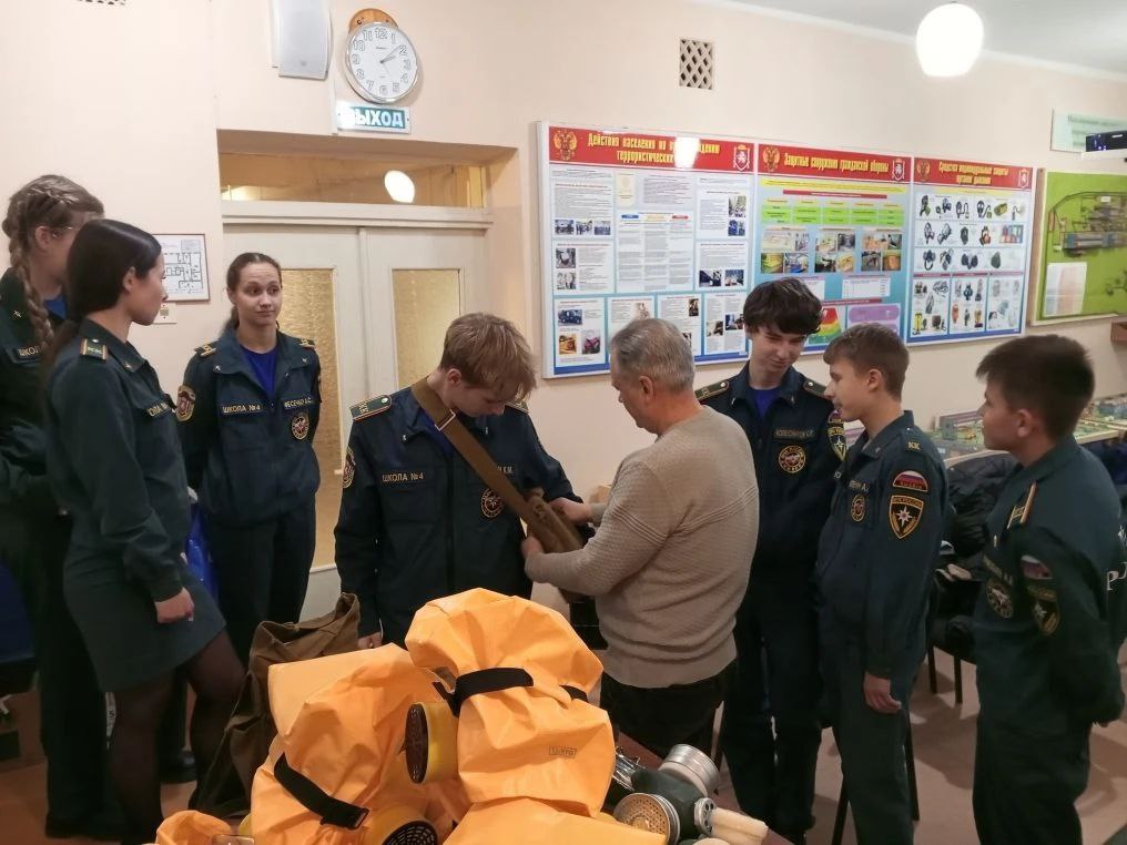 В преддверии Дня спасателя Российской Федерации сотрудники подведомственного учреждения МЧС Республики Крым ГБОО ДПО "УМЦ по ГО и ЧС Республики Крым" провели день открытых дверей для кадетских классов МЧС России
