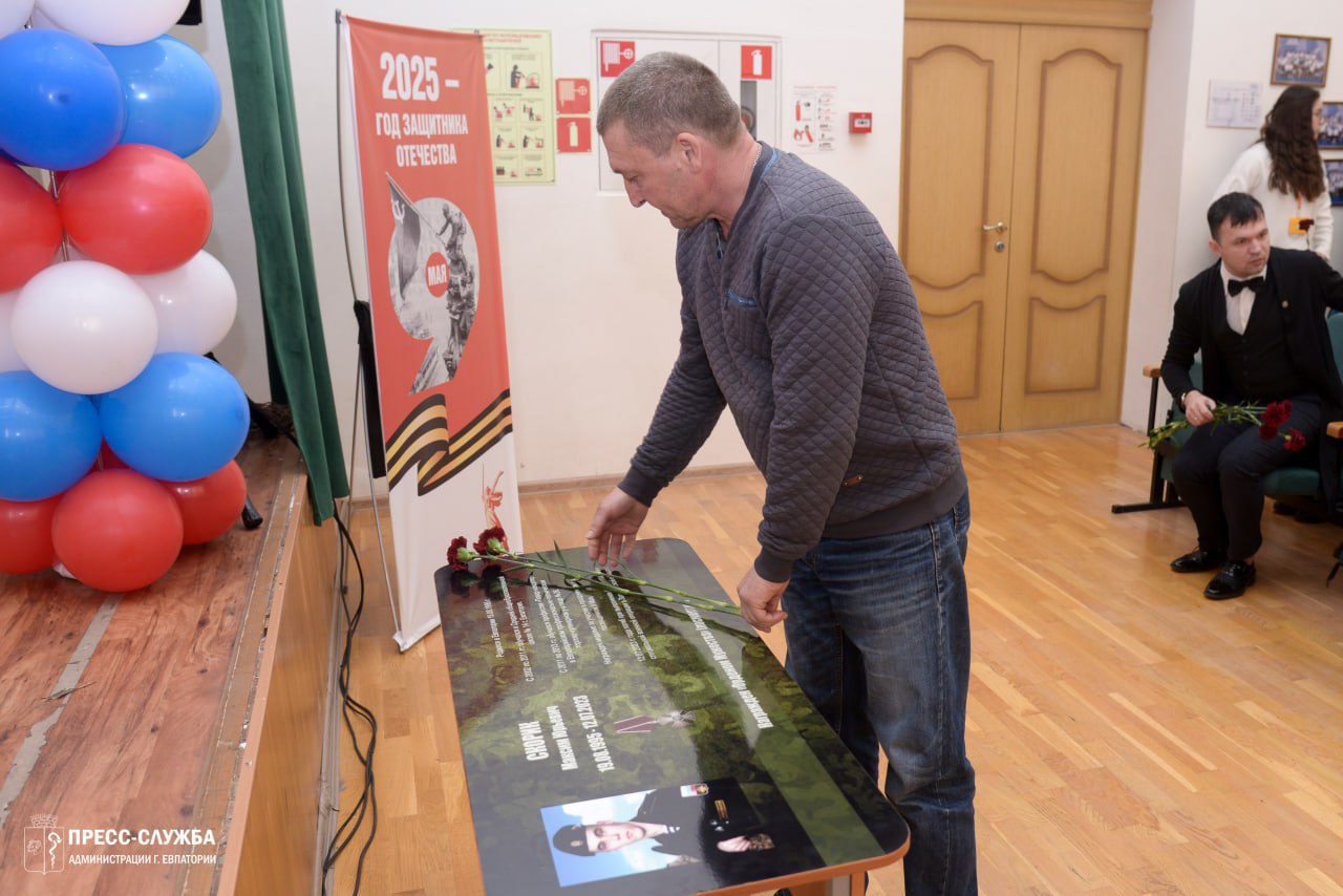 В школе №14 открыли Парту Героя в честь погибшего участника СВО В школе №14 открыли Парту Героя в честь погибшего участника СВО