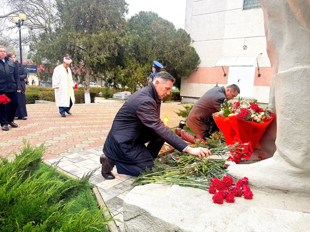 Александр Дудинов: Сегодня, в День Героев Отечества, в Черноморском состоялась памятное мероприятие, посвященное памяти всех, кто отдал свою жизнь за Родину и тех, кто сегодня мужественно стоит на ее защите Александр Дудинов: Сегодня, в День Героев Отечества, в Черноморском состоялась памятное мероприятие, посвященное памяти всех, кто отдал свою жизнь за Родину и тех, кто сегодня мужественно стоит на ее защите