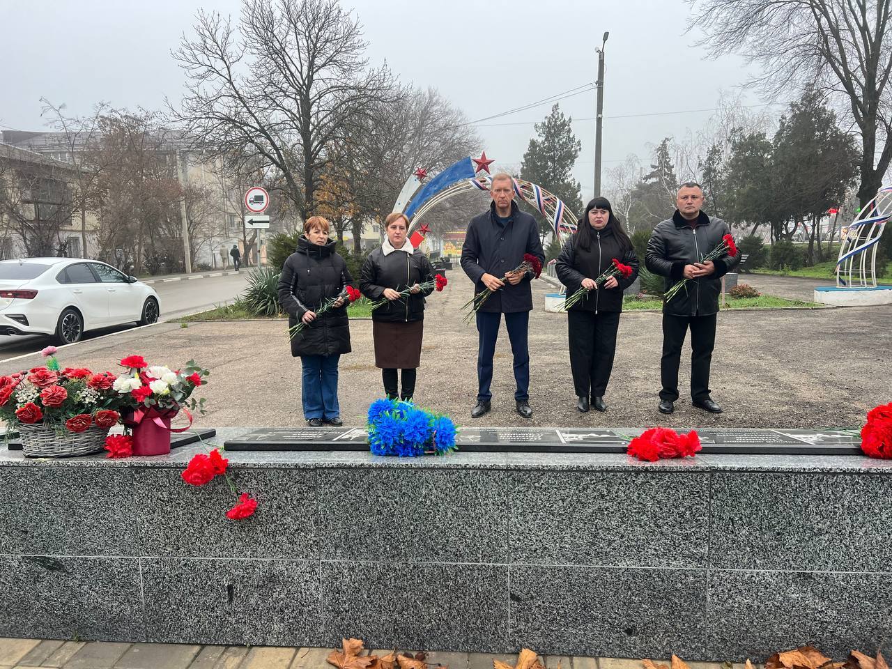 «Герои в нашей стране были во все времена. Их подвиг всегда был народным – от солдата на передовой до труженика в тылу. Всегда будем помнить тех, кто отдал жизнь за Родину, и благодарны тем, кто с честью и самоотверженностью... «Герои в нашей стране были во все времена. Их подвиг всегда был народным – от солдата на передовой до труженика в тылу. Всегда будем помнить тех, кто отдал жизнь за Родину, и благодарны тем, кто с честью и самоотверженностью...