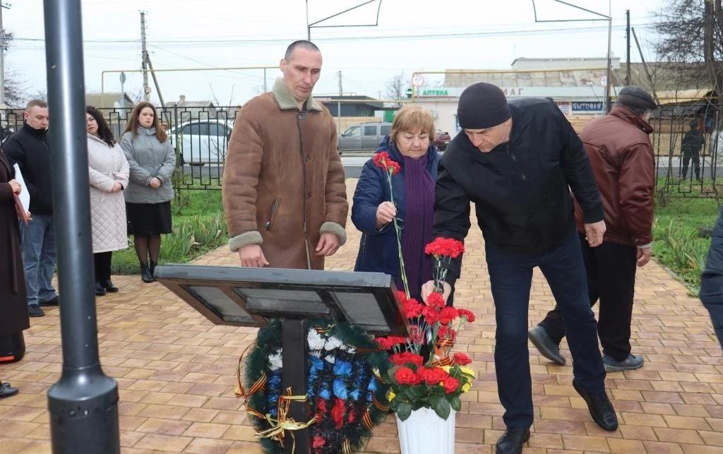 В День Героев Отечества мы выражаем глубокое уважение настоящим Героям — сильным и мужественным людям, чьи подвиги на полях сражений и выдающиеся заслуги в мирное время внесли огромный вклад в защиту и развитие нашей любимой... В День Героев Отечества мы выражаем глубокое уважение настоящим Героям — сильным и мужественным людям, чьи подвиги на полях сражений и выдающиеся заслуги в мирное время внесли огромный вклад в защиту и развитие нашей любимой...