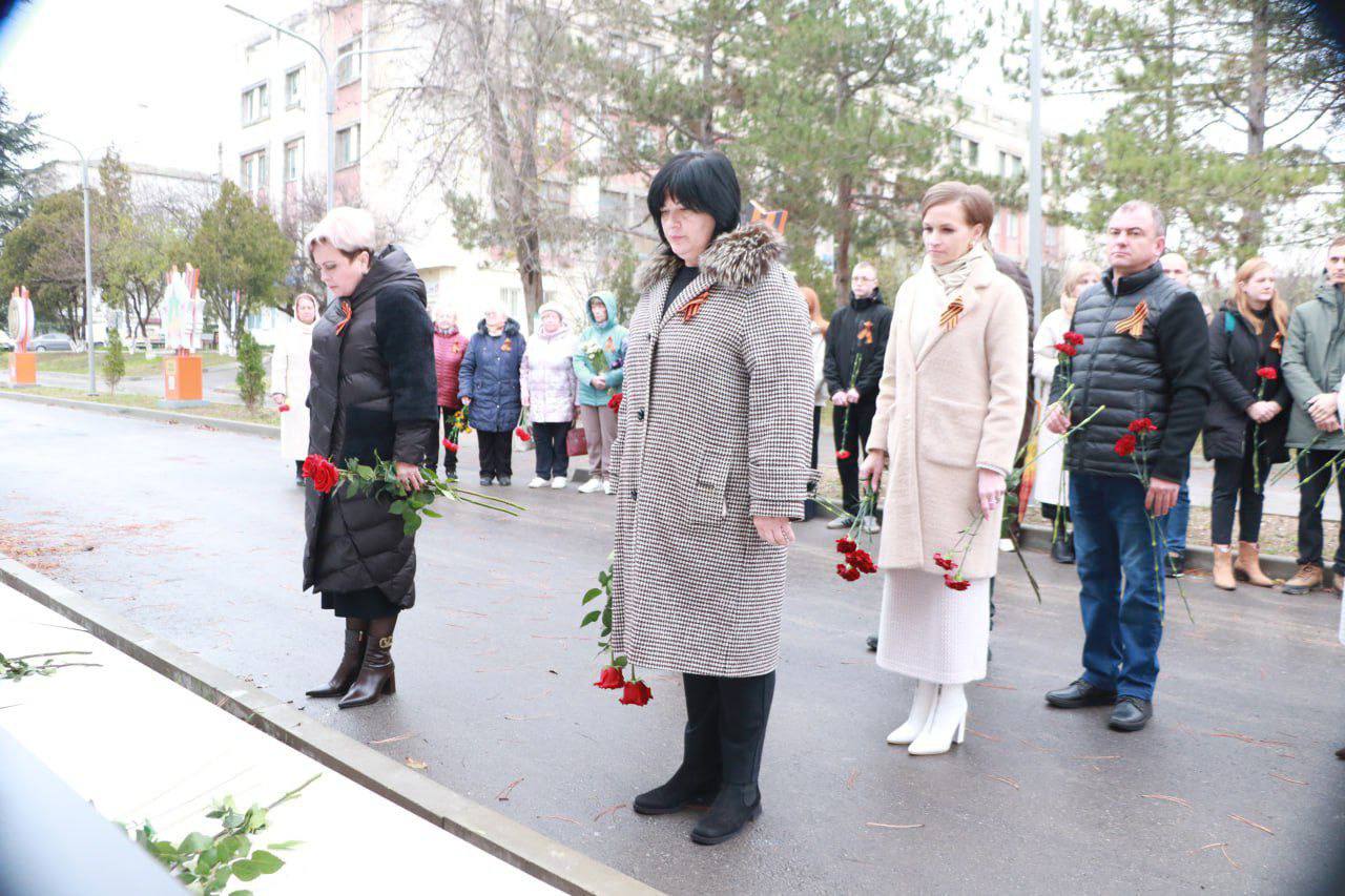 Ольга Урайкина: Сегодня в день Героя Отечества у мемориала "Наши Герои" в Бахчисарае возложили цветы и почтили память погибших минутой молчания Ольга Урайкина: Сегодня в день Героя Отечества у мемориала "Наши Герои" в Бахчисарае возложили цветы и почтили память погибших минутой молчания