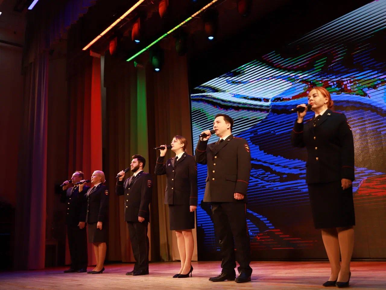 Коллектив Культурного центра МВД по Республике Крым принял участие в мероприятиях, приуроченных ко Дню Героев Отечества Коллектив Культурного центра МВД по Республике Крым принял участие в мероприятиях, приуроченных ко Дню Героев Отечества