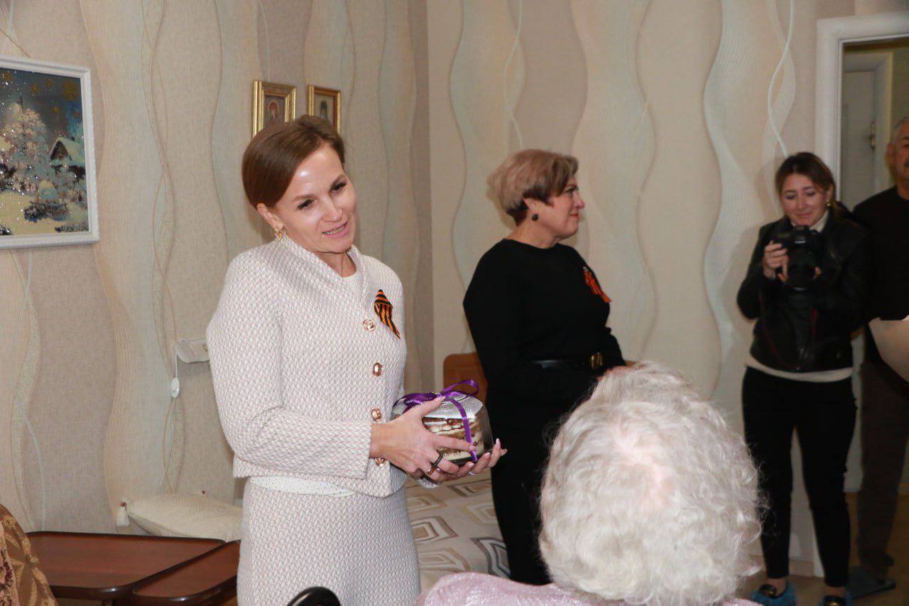 Анжелика Ястребова: С Днем Героев Отечества ветерана Великой Отечественной войны, Почетного гражданин города Бахчисарай, Антонину Александровну Меледину, поздравили заместитель председателя Бахчисарайского районного совета... Анжелика Ястребова: С Днем Героев Отечества ветерана Великой Отечественной войны, Почетного гражданин города Бахчисарай, Антонину Александровну Меледину, поздравили заместитель председателя Бахчисарайского районного совета...