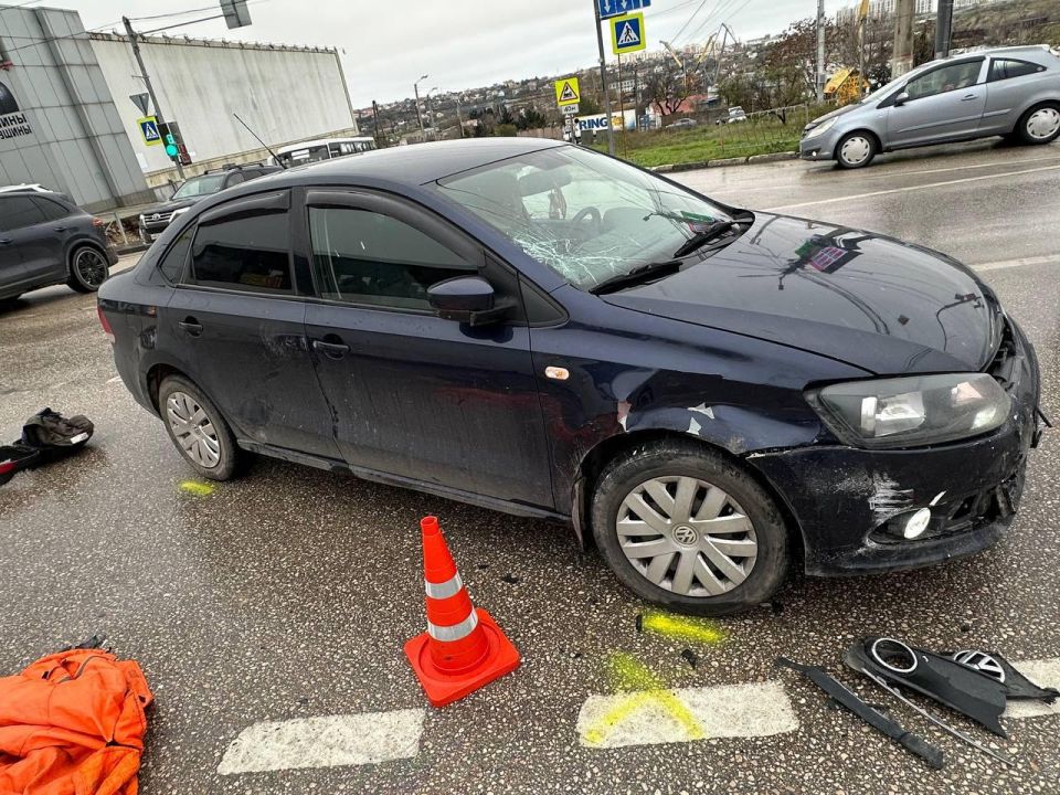 В Севастополе легковушка влетела в мопедиста, который ехал по "встречке" В Севастополе легковушка влетела в мопедиста, который ехал по "встречке"