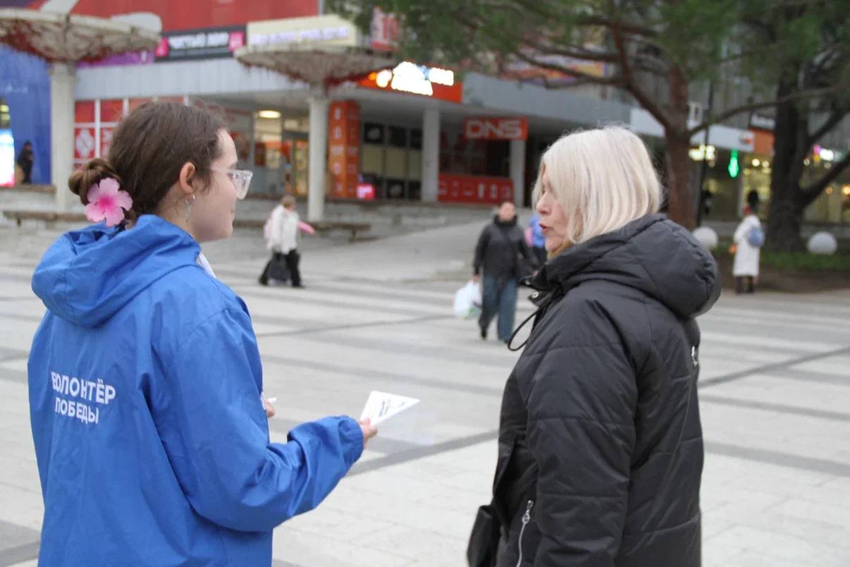 Константин Шимановский: В честь Дня Героев Отечества Волонтёры Победы раздали ялтинцам письма-треуголки с информацией о Героях Наде Лисановой, Михаиле Соханя, Николае Кривошты, братьях Говыриных, Дмитрие Мухине, Илье... Константин Шимановский: В честь Дня Героев Отечества Волонтёры Победы раздали ялтинцам письма-треуголки с информацией о Героях Наде Лисановой, Михаиле Соханя, Николае Кривошты, братьях Говыриных, Дмитрие Мухине, Илье...
