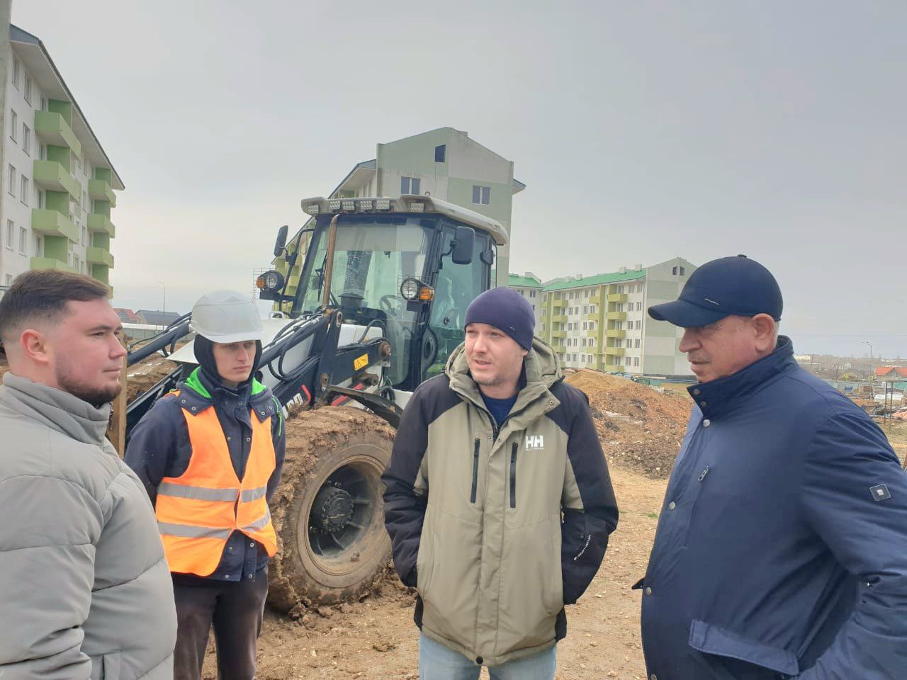 Заместитель председателя Госкомнаца Крыма Рефат Дердаров проинспектировал строительство двух многоквартирных домов в поселке Гвардейское Симферопольского района Заместитель председателя Госкомнаца Крыма Рефат Дердаров проинспектировал строительство двух многоквартирных домов в поселке Гвардейское Симферопольского района