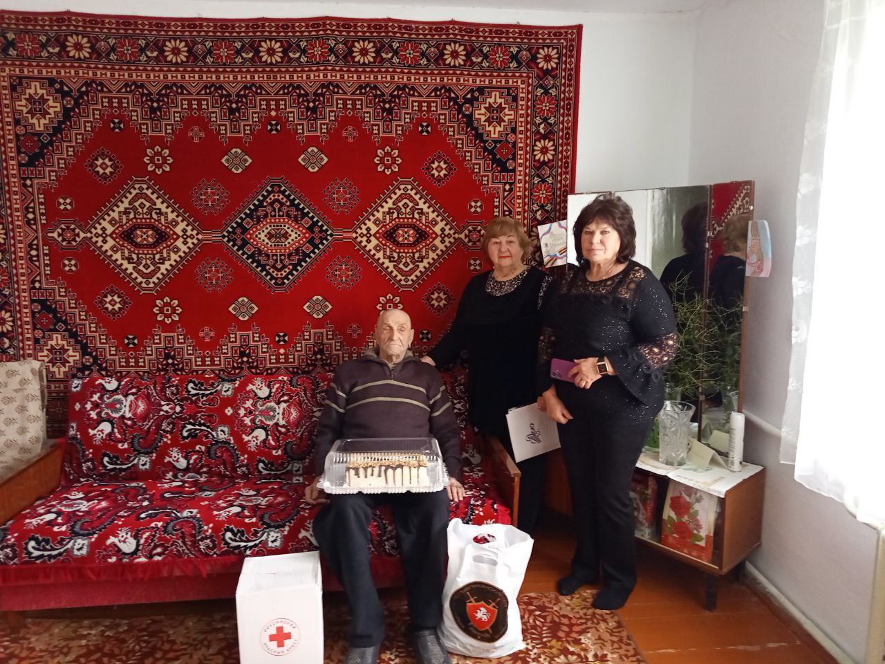 Сегодня в День Героев Отечества слова поздравлений и благодарности принимали участник боевых действий, ветеран Великой Отечественной войны 1941-1945 годов, почетный гражданин Сакского района Зайдель Иван Прокопьевич из с.... Сегодня в День Героев Отечества слова поздравлений и благодарности принимали участник боевых действий, ветеран Великой Отечественной войны 1941-1945 годов, почетный гражданин Сакского района Зайдель Иван Прокопьевич из с....