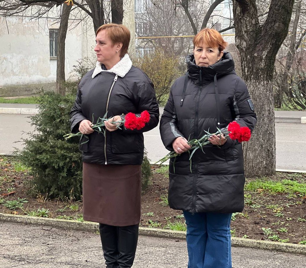 «Герои в нашей стране были во все времена. Их подвиг всегда был народным – от солдата на передовой до труженика в тылу. Всегда будем помнить тех, кто отдал жизнь за Родину, и благодарны тем, кто с честью и самоотверженностью... «Герои в нашей стране были во все времена. Их подвиг всегда был народным – от солдата на передовой до труженика в тылу. Всегда будем помнить тех, кто отдал жизнь за Родину, и благодарны тем, кто с честью и самоотверженностью...