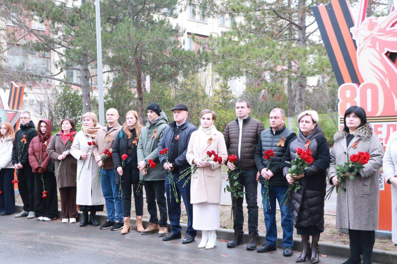 Ольга Урайкина: Сегодня в день Героя Отечества у мемориала "Наши Герои" в Бахчисарае возложили цветы и почтили память погибших минутой молчания