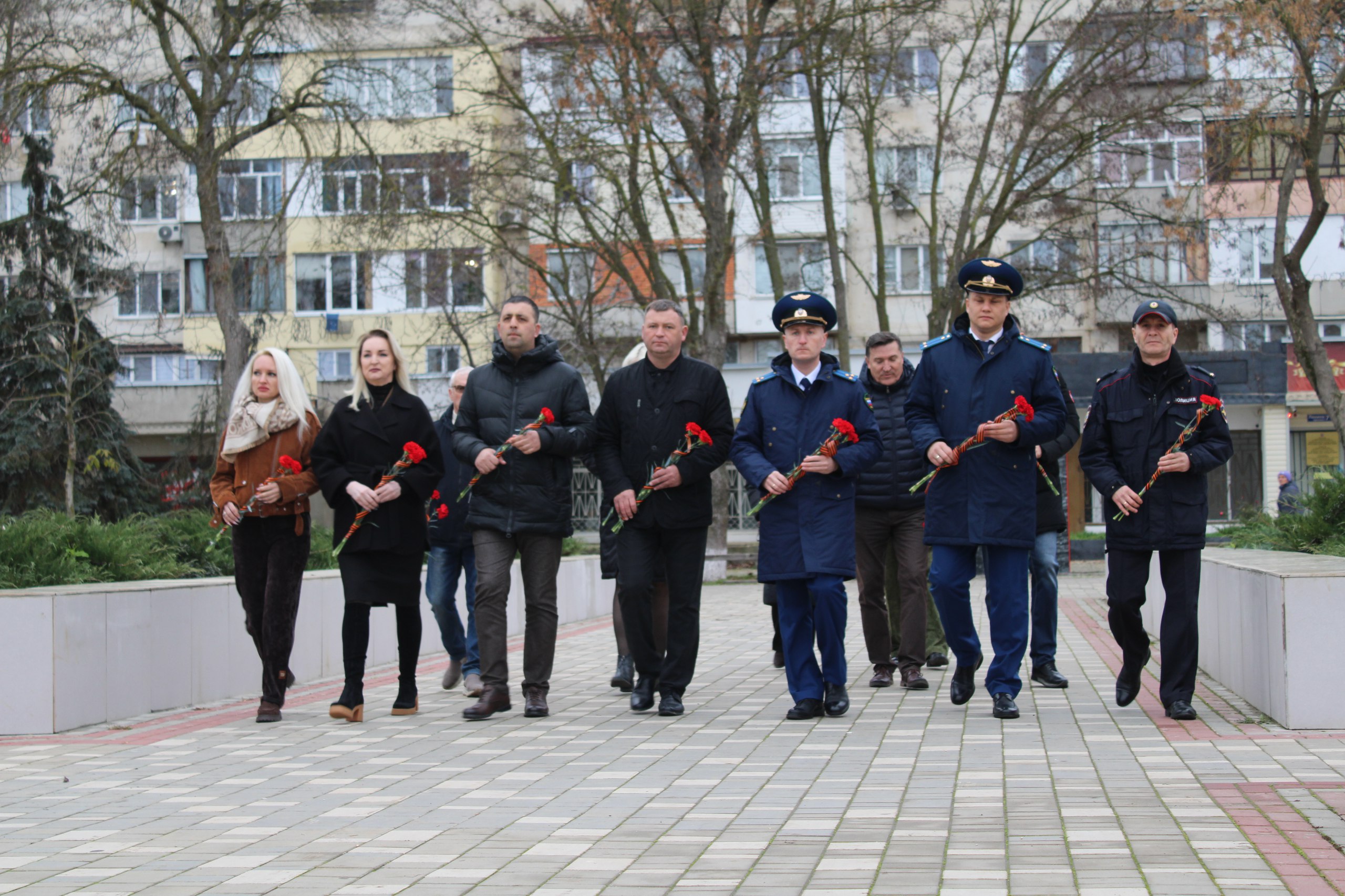 Игорь Крутьков: Сегодня, в День Героев Отечества, возложил цветы к Обелиску Славы в поселке Ленино, выражая глубокое уважение и благодарность нашим героям, защитникам Родины