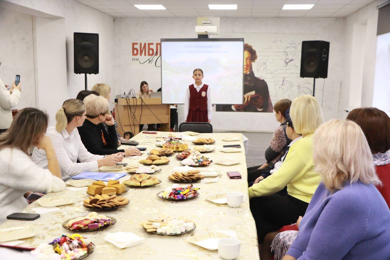 Ольга Урайкина: В честь Дня Героев Отечества в центральной районной библиотеке им. Пушкина совместно с начальником отдела культуры и межнациональных отношений Олесей Гуляевой, представителем администрации Бахчисарайского... Ольга Урайкина: В честь Дня Героев Отечества в центральной районной библиотеке им. Пушкина совместно с начальником отдела культуры и межнациональных отношений Олесей Гуляевой, представителем администрации Бахчисарайского...